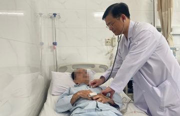40 phut cang thang cuu nguoi dan ong ngung tim o TP.HCM hinh anh