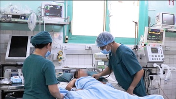Be gai 8 tuoi bi cuon vao cua cuon, tinh lai sau 4 ngay hon me hinh anh