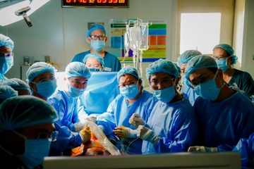 Vo chong Singapore cam on bac si sau ca thong tim ky tich o Viet Nam hinh anh