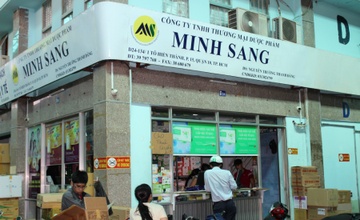 Loat nha thuoc, cong ty my pham tai TP.HCM bi xu phat nang hinh anh
