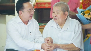 Hai cu 90 tuoi lan toa nang luong tich cuc giua long TP.HCM hinh anh