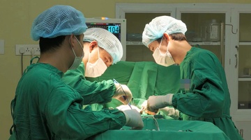Cho ong mat dot nguc chua ung thu, nguoi phu nu phai cat bo hai vu hinh anh