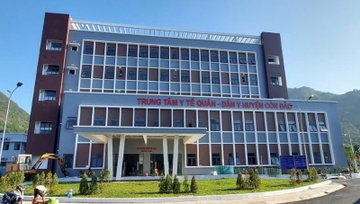 Da co bac si tre tinh nguyen thuc hanh tai Tram y te Dac khu Con Dao hinh anh