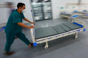 Dot quy ngay khi vua thuc day, nguoi dan ong nguy kich hinh anh