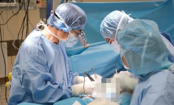 Bac si Viet Nam, Singapore phoi hop cuu ca benh dac biet hinh anh