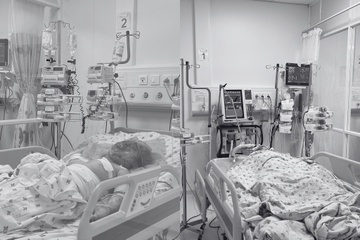 Hai chi em nho bi cha ruot phong hoa khi dang ngu hinh anh