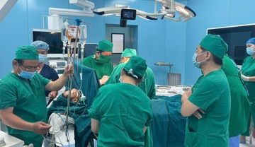 Ca mo dac biet do Giam doc BV Binh Dan ra Con Dao chi dao hinh anh