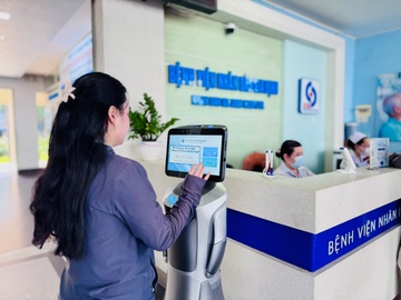 Robot o TP.HCM tinh nghich huong dan nguoi dan kham benh hinh anh