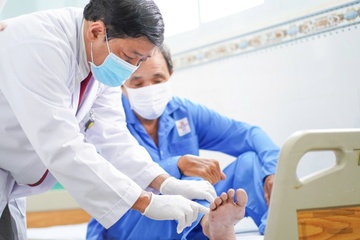 Gặp nạn vì cửa ôtô mở, thầy giáo ở TP.HCM đau đớn suốt 2 tháng