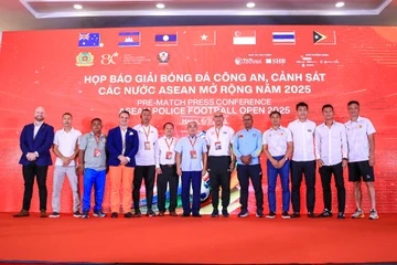 Loat cuu tuyen thu Viet Nam da Giai bong da Cong an ASEAN mo rong hinh anh