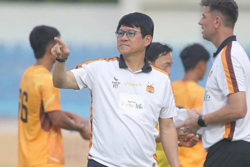Tình huống khiến GĐKT Vũ Tiến Thành của HAGL phải nhận thẻ vàng