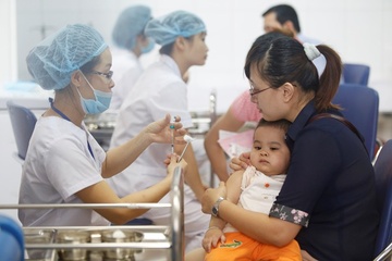 Nhieu nguoi khong muon tiem vac xin soi mien phi hinh anh