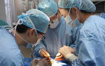 Thanh Chi Pheo vi bien chung tiem silicon hinh anh