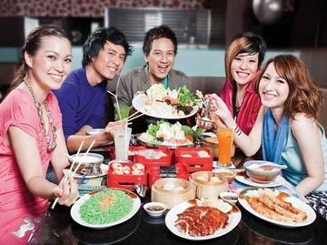 Bon nguoi trong doi de lam ban tang can hinh anh