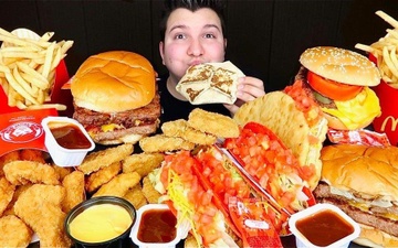 Cha me, con cai trong gia dinh cung nghi viec de theo nghe mukbang hinh anh