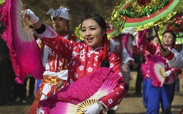 Cac phien ban va ten goi khac nhau cua tuc cung Tao quan o chau A hinh anh