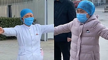 Nguoi me xa con, cai sua som, cat trui toc de chien dau voi corona hinh anh