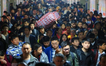 Dan lao dong Trung Quoc duoc tra tien de khong ve que an Tet hinh anh