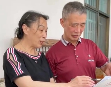 Nguoi dan ong Trung Quoc chi con nho vo minh sau con dot quy hinh anh