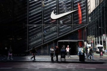 Nike ton them 1 ty USD vi thue quan hinh anh