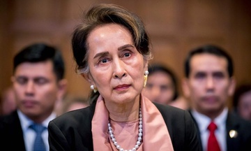 Ba Aung San Suu Kyi that vong vi phien toa bi hoan hinh anh