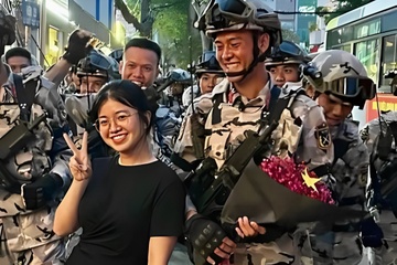 Co gai tang hoa chien si dieu binh, bat ngo nhan lai mon qua dac biet hinh anh