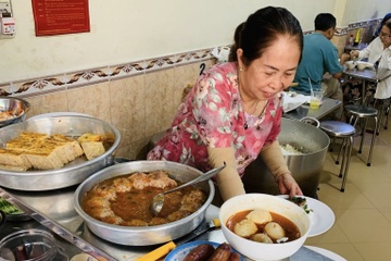 Quán cơm tấm TP.HCM bán 6 tháng, nghỉ 6 tháng vì chủ bận đi nước ngoài