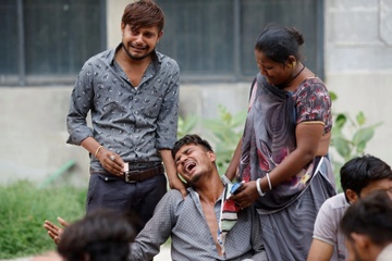 Ngu tren via he, cau be vo gia cu thiet mang vi may bay Air India roi hinh anh