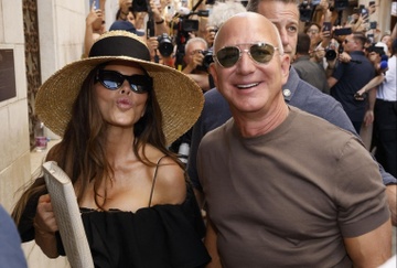 Vo chong ty phu Jeff Bezos lo dien on ao sau 'dam cuoi the ky' hinh anh