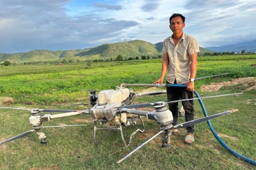 Tặng bằng khen nông dân Gia Lai lái drone cứu 2 trẻ giữa nước lũ