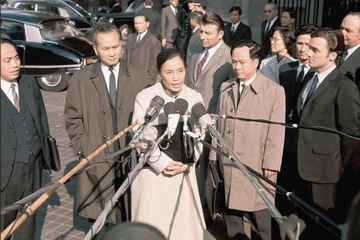 Hinh bong ba Nguyen Thi Binh trong 'Mua do' hinh anh
