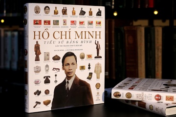 Dang sach 'Ho Chi Minh - Tieu su bang hinh' tai Phu Chu tich hinh anh