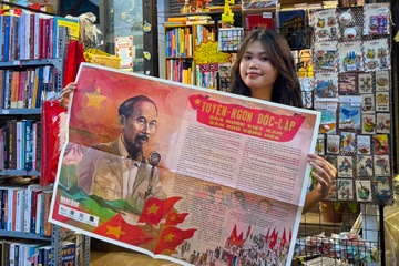 Xep hang nhan an pham mung Quoc khanh tai Duong sach hinh anh