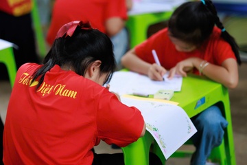 Thi viet chu dep mung Quoc khanh tai Duong sach Buon Ma Thuot hinh anh