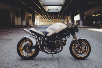 Ducati Monster 750 do bat mat cua nu biker Ba Lan hinh anh