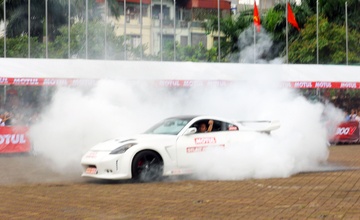 Tay lai Viet trinh dien drift o to dieu luyen tai Ha Noi hinh anh