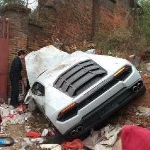 Sieu xe Lamborghini Huracan hong nang khi dam vao bai rac hinh anh