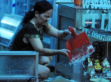 Nguoi Sai Gon bat luc truoc bien nuoc trieu cuong hinh anh