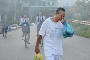 Bit mui, che mat thao chay vi khoi rac doc o Sai Gon hinh anh