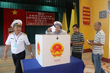 Cu tri huyen dao Truong Sa di bau cu hinh anh