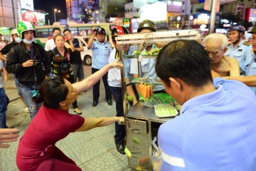 Pho chu tich TP.HCM: 'Co nhom loi ich trong chiem dung via he' hinh anh