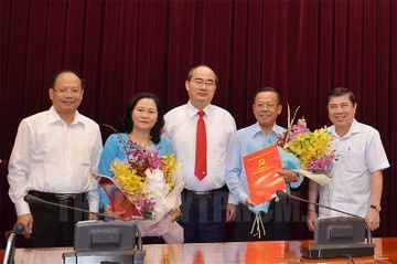 Ba Nguyen Thi Le lam Truong ban To chuc Thanh uy TP.HCM hinh anh