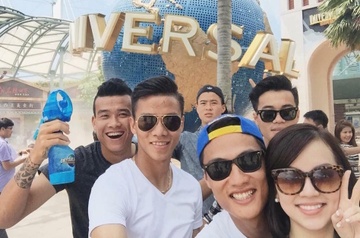 Cau thu U23 Viet Nam choi tro cam giac manh o Singapore hinh anh