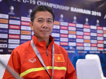 Giot nuoc mat vi hoc tro cua HLV truong U19 Viet Nam hinh anh