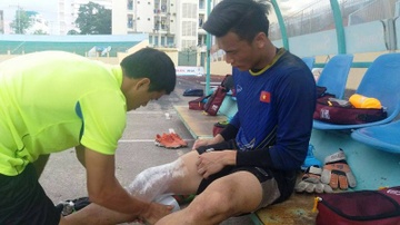 Hai cau thu U20 Viet Nam co mot can bo ho tro hinh anh