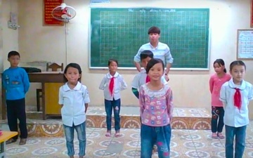 Thay giao 8X cung hoc sinh nhay 'Bong bong bang bang' hinh anh
