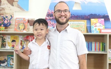 'Than dong' biet noi tieng Anh khi moi 19 thang tuoi gio ra sao? hinh anh