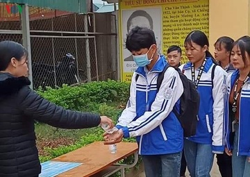 Tro lai truong mot ngay, hoc sinh Son La nghi them 2 tuan hinh anh