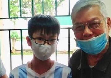 Bo truong GD&DT tang bang khen cho hoc sinh tra lai 50 trieu dong hinh anh