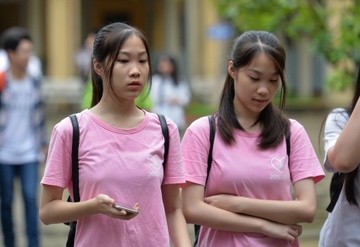 Tranh cai ve de thi so sanh tho voi nhan sac, duc hanh nguoi con gai hinh anh